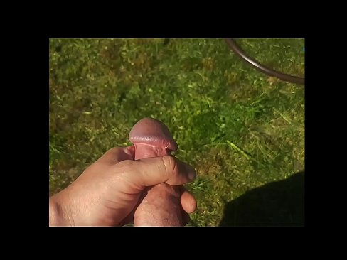 ❤️ Vroča lepotica dobi svojo rožnato pičko, ki jo jebe, in se zraven cmeri s curkom na poletnem vrtu ️ Fucking video na porno sl.appassistance.ru ❌